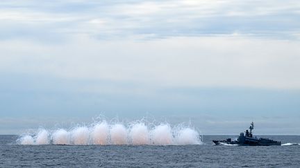 Un bateau-fusée russe participe à des exercices militaires avec la Chine, en mer du Japon, le 5 septembre 2022. (KIRILL KUDRYAVTSEV / AFP)