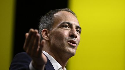 Raphaël Glucksmann lors d'un meeting le 30 mai 2024. (JULIEN DE ROSA / AFP)