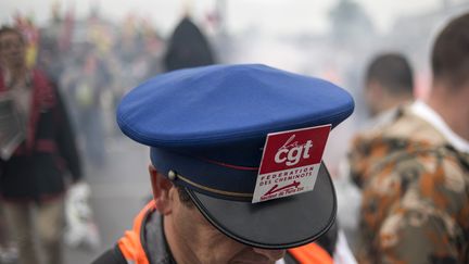 Un cheminot membre de la CGT lors d'une manifestation à Paris, en 2014&nbsp;(photo d'illustration).&nbsp; (FRED DUFOUR / AFP)