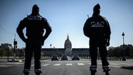 Des policiers, lors d'une opération de contrôle, le 24 mars 2020 à Paris. (PHILIPPE LOPEZ / AFP)