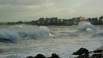 Les vagues à Saint-Malo (Ille-et-Vilaine) après les premiers coups de vent, le 18 novembre 2016. (MAXPPP)