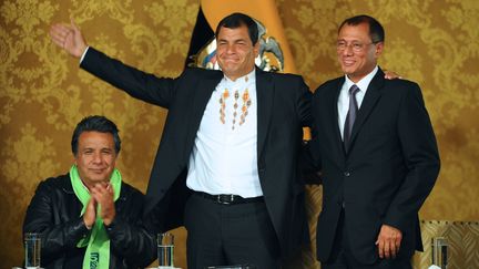 Le pr&eacute;sident &eacute;quatorien&nbsp;Rafael Correa c&eacute;l&egrave;bre sa r&eacute;election au c&ocirc;t&eacute; de son vice-pr&eacute;sident Lenin Moreno (&agrave; gauche), le 17 f&eacute;vrier 2013 au palais pr&eacute;sidentiel de Quito (Equateur). (RODRIGO BUENDIA / AFP)