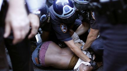 Un manifestant se fait arrêter par la police, le 7 juillet 2016, en marge d'une manifestation à New York.&nbsp; (EDUARDO MUNOZ / REUTERS)