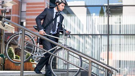 &nbsp; (De plus en plus de salariés vont travailler à vélo © Fotolia / Igor Mojzes)