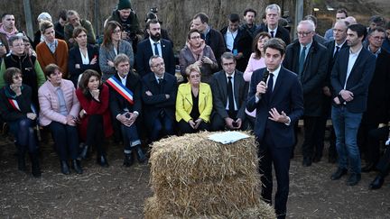 Le Premier ministre s'adresse aux agricutleurs dans une exploitation de Montastruc-de-Salies, en Haute-Garonne, le 26 janvier 2024. (MIGUEL MEDINA / AFP)