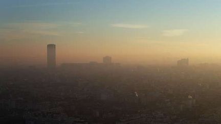 Paris le 6 décembre 2016, vu du ballon Generali, qui mesure la qualité de l'air dans la capitale. (CHRISTOPHE ENA / AP / SIPA)