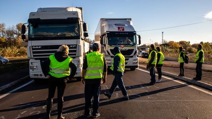 Un barrage filtrant des "gilets jaunes"&nbsp;au péage sud de Perpignan, le 6 décembre 2018. (NICOLAS PARENT / MAXPPP)