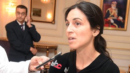 Nourane Houas s'exprime devant la presse, le 4 octobre 2016, à Mascate (Oman). (ONA / AFP)