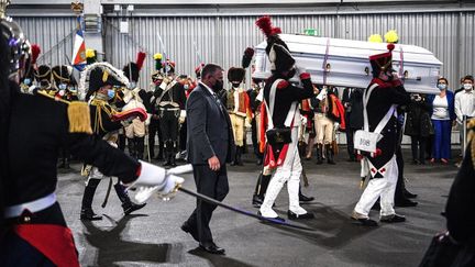 Le cercueil du général Gudin porté par des hommes en tenue d'époque, à l'aéroport du Bourget, le 2 décembre 2021. (CHRISTOPHE ARCHAMBAULT / AFP)