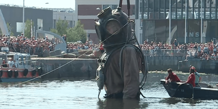 Le Scaphandrier disparaît dans les eaux du bassin de l'Eure. 
 (Capture d&#039;image France3/Culturebox)