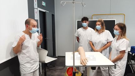 Des élèves et leur professeur à l'Institut de formation pour les aides-soignants (IFAS) de Laval (Mayenne). (MARCELLIN ROBINE / RADIO FRANCE)