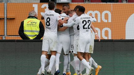 Les joueurs d'Augsbourg peuvent se congratuler, ils ont fait chuter le Borussia Dortmund. (FIRO SPORTPHOTO/MARCEL ENGELBREC / AUGENKLICK/FIRO SPORTPHOTO)