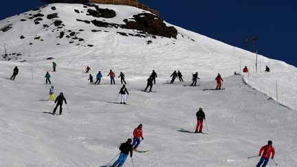 Des skieurs sur les pistes de la station des Menuires, dans les Alpes françaises, en février 2017. (JEAN-PIERRE CLATOT / AFP)