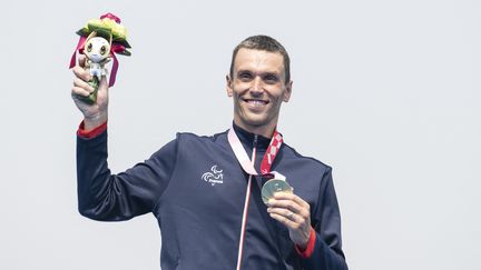 Le Français Alexis Hanquinquant, médaillé d'or en triathlon aux Jeux paralympiques, samedi 28 août 2021. (CHARLY TRIBALLEAU / AFP)