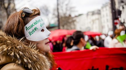 Des prostitu&eacute;es manifestent &agrave; Paris contre une loi visant &agrave; p&eacute;naliser les clients, le 28 mars 2015.&nbsp; (CITIZENSIDE/AUR?LIEN MORISSARD / CITIZENSIDE.COM / AFP)