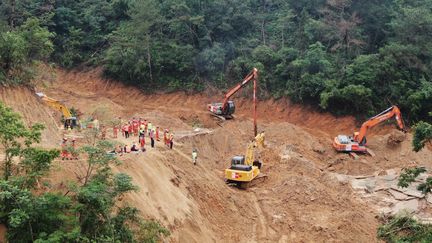 Une vue aérienne de l'effondrement d'un tronçon autoroutier dans la province du Guangdong, en Chine, le 2 mai 2024, au lendemain du drame. (WANG RUIPING / XINHUA VIA AFP)