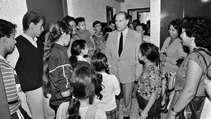 François Mitterrand en visite dans la cité des Minguettes à Venissieux, le 10 août 1983 (MICHEL CLEMENT / AFP)