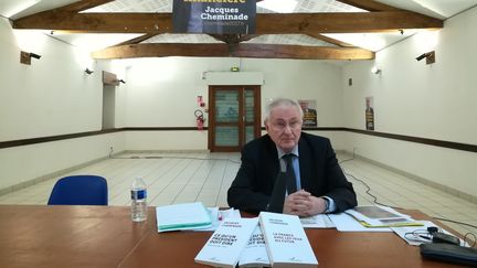 Jacques Cheminade, prêt pour débuter sa réunion publique, à Villefontaine (Isère), le 11 avril 2017. (HUGO CAILLOUX / FRANCEINFO)