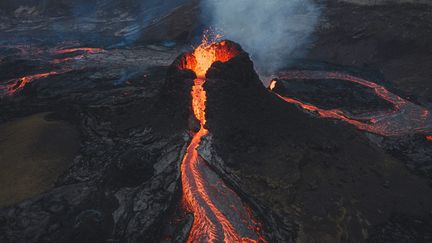 L'éruption du volcan&nbsp;Fagradalsfjall,&nbsp;dans la péninsule de Reykjanes au sud-ouest de l'Islande, photographiée le 21 mars 2021. (AMAZING AERIAL / MAXPPP)