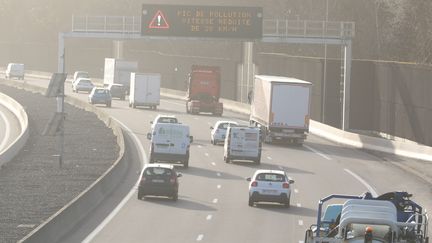 Un épisode de pollution atmosphérique dans la région de Mulhouse (Haut-Rhin) le 25 février 2021 (VINCENT VOEGTLIN / MAXPPP)