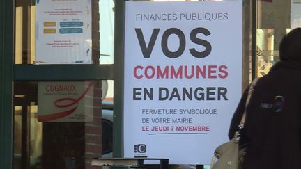 À Toulouse (Haute-Garonne), les restrictions budgétaires suscitent la colère des élus. Ils manifestent le jeudi 7 novembre devant la préfecture, très remontés contre la décision du gouvernement concernant les questions budgétaires. (France 2)