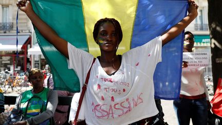 L'une des manifestantes Gabonaises qui a défilé dans les rues de Paris ce mercredi après-midi.&nbsp; (THOMAS SAMSON / AFP)