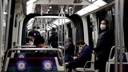 Des policiers patrouillent dans le métro parisien, le 13 mai 2020. (THOMAS COEX / AFP)