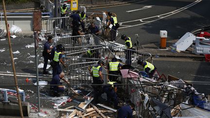 &nbsp; (La police de Hong Kong est à nouveau intervenue sur les barricades des pro-démocratie © REUTERS/Bobby Yip)