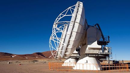 La première antenne fut installée en novembre 2009 sur le plateau à 50 km du village de San Pedro de Atacama.
 
Les antennes, distantes les unes des autres de parfois 16 kilomètres, permettent aux astronomes de travailler sur un spectre à la fois très large et très réduit.
 
La puissance d’ALMA est en partie due à la possibilité de pouvoir repositionner rapidement les antennes qui pèsent 100 tonnes. Des antennes, dites «millimétrique/submillimétrique», qui permettent d’observer «l'univers froid» de nos galaxies.
 
 (ESO/José Francisco Salgado (josefrancisco.org))