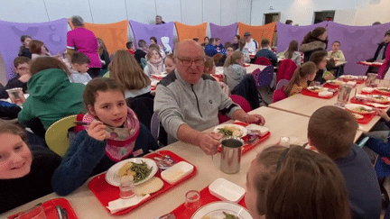 Retraités : une cantine scolaire mélange les plus jeunes et les seniors (France 2)