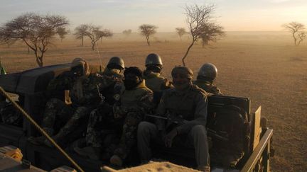 Militaires maliens patrouillant le 2 novembre 2017 dans le centre du pays, à la frontière avec le Burkina Faso et le Niger. (DAPHNÉ BENOIT / AFP)