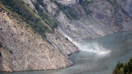 Un glissement de terrain sur un pan de la montagne au-dessus du lac du Chambon (Is&egrave;re), le 4 juillet 2015. (PHILIPPE DESMAZES / AFP)