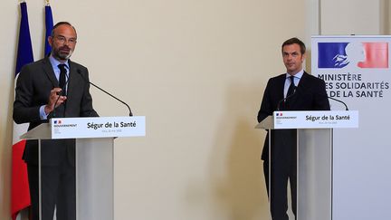 Le Premier ministre Edouard Philippe et le ministre de la Santé Olivier Véran, au premier jour du "Ségur de la santé", le 25 mai 2020. (MICHEL EULER / AFP)