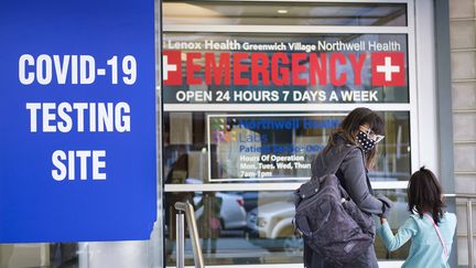 Les États-Unis ont enregistré un&nbsp;million de nouvelles infections au coronavirus en une semaine mi-novembre. Photo d'illustration devant un centre de dépistage à New York.&nbsp; (JUSTIN LANE / EPA)