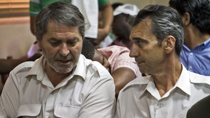 Pascal Fauret et Bruno Odos, lors de leur premi&egrave;re comparution devant un tribunal de Saint-Domingue, en mars 2013, pour l'affaire "Air Coca&iuml;ne".&nbsp; (ERIKA SANTELICES / AFP)