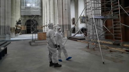 Un équipement de protection est indispensable pour pénétrer dans la cathédrale de Nantes en raison de la pollution au plomb.&nbsp; (ANNE CHEPEAU / RADIO FRANCE)