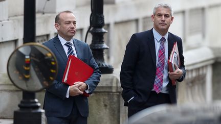 Chris Heaton-Harris (à gauche), au côté du ministre du Brexit Stephen Barclay, le 21 novembre 2018, à Londres. (DANIEL LEAL-OLIVAS / AFP)