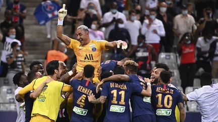 Les joueurs du PSG se rassemblent autour de Keylor Navas, gardien de but, après avoir remporté la Coupe de la Ligue, le 31 juillet au Stade de France. (FRANCK FIFE / AFP)