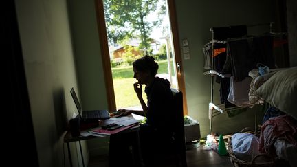 Une femme travaille depuis chez elle près de Nantes, en mai 2020. Photo d'illustration. (LOIC VENANCE / AFP)