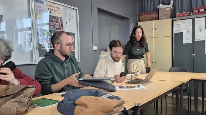 Noé Gauchard (en blanc) lors d'une réunion d'organisation des militants Nouveau Front populaire, le 17 juin 2024 à Vire (Calvados). (FABIEN MAGNENOU / FRANCEINFO)