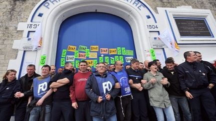 Des surveillants devant la maison d'arrêt de Caen protestent contre leurs conditions de travail, le 4/5/2009. (AFP - Mychele Daniau)