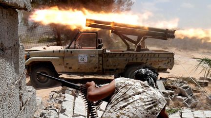 Sur cette photo, des forces pro-gouvernementales libyennes combattent l'Etat Islamique à Syrte, le 21 juillet 2016. (REUTERS / Goran Tomasevic)