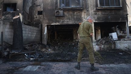 Un soldat israélien à Kiryat Ata, au nord d'Israël, le 12 novembre 2024. (AHMAD GHARABLI / AFP)