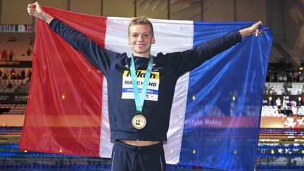 Léon Marchand, médaillé d'or au 400 m 4 nages des Mondiaux de natation, à Budapest, le 18 juin 2022. (KEMPINAIRE STEPHANE / KMSP via AFP)