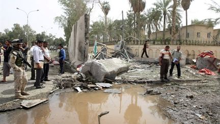 Devant l'ambassade d'Iran, après l'explosion de la bombe (AFP/AHMAD AL-RUBAYE)