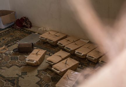 Des mines dans une maison abandonnée par le groupe Etat islamique, à Raqqa (Syrie), le 5 juillet 2017. (CHRIS HUBY / LE PICTORIUM / MAXPPP)