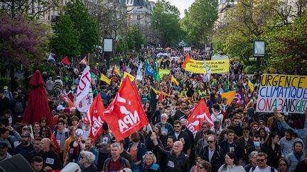 Des manifestants défilent lors du rassemblement annuel du 1er mai marquant la Journée internationale des travailleurs, à Paris, le 1er mai 2022. (AFP)