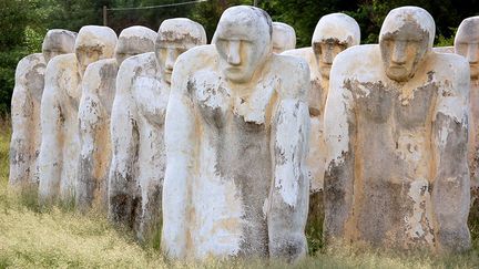 Le mémorial Cap 110 de Laurent Valère, est situé à Anse Caffard, en Martinique. Il fut édifié en 1998, à l’occasion du 150e anniversaire de l’abolition de l’esclavage.
 
 (CC BY-SA 3.0  (http://commons.wikimedia.org/wiki/File:Cap110.jpg))