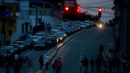 Des piétons bloquent le passage des voitures dans une rue de El Hatillo, pour protester contre une coupure&nbsp;de courant d'une durée de 24 heures, le 23 avril 2016.&nbsp; (FERNANDO LLANO/AP/SIPA / AP / SIPA)