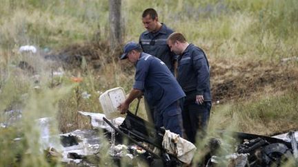 Des membres des secours russes travaillent le 21 juillet 2014 sur les lieux où est tombé le Boeing de Malaysia Airlines près du village de Grabove, dans la région de Donestsk (est de l'Ukraine).